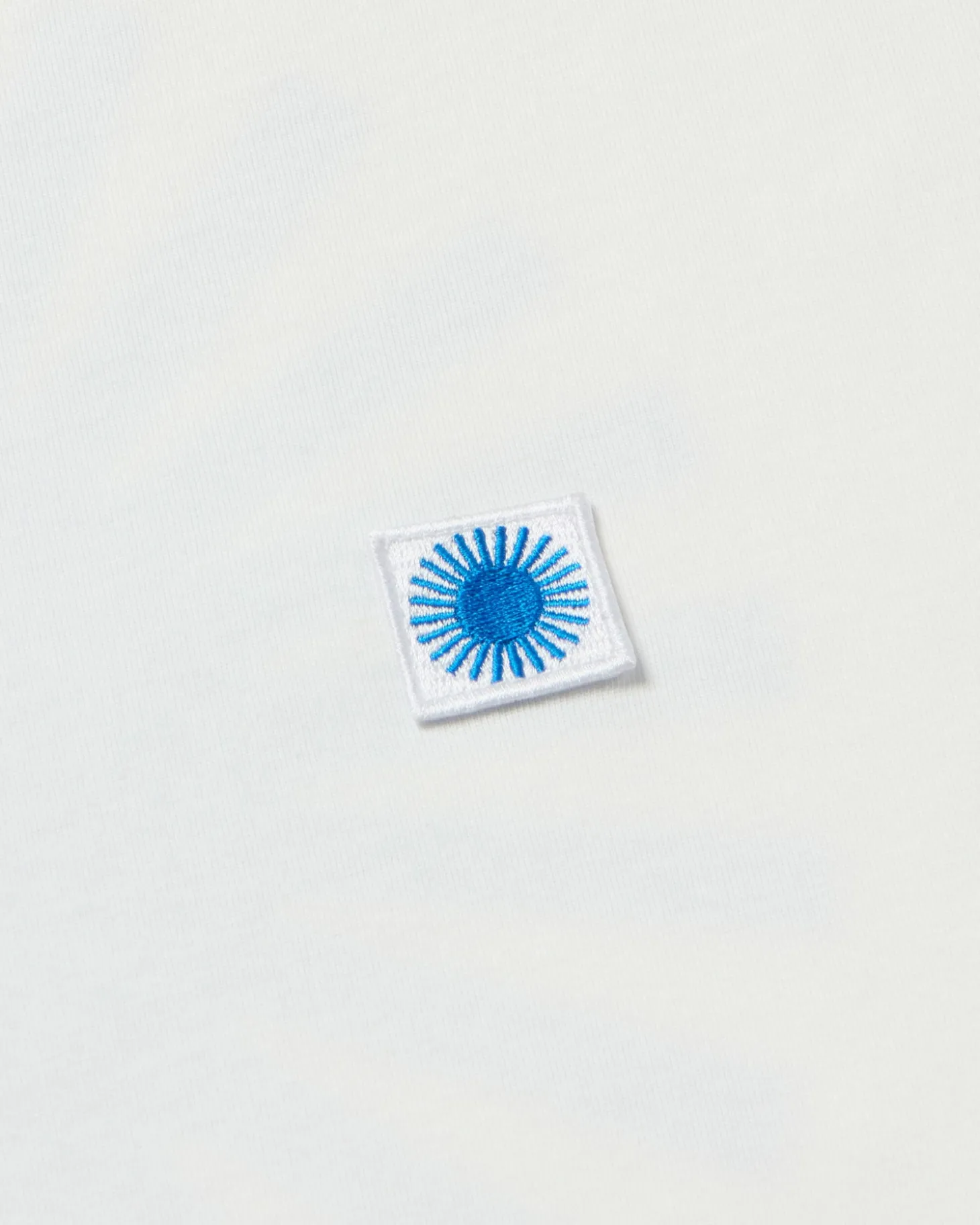 Camiseta blanca sol espalda azul