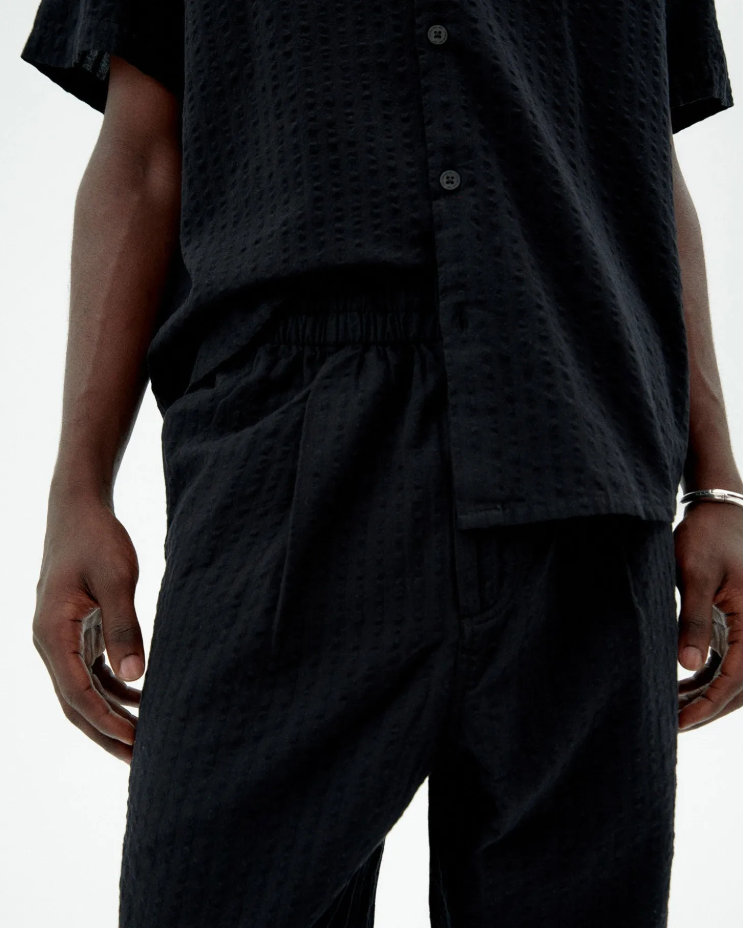 Pantalón loose seersucker negro Luc