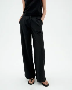 Pantalón wide leg seersucker negro Manolita